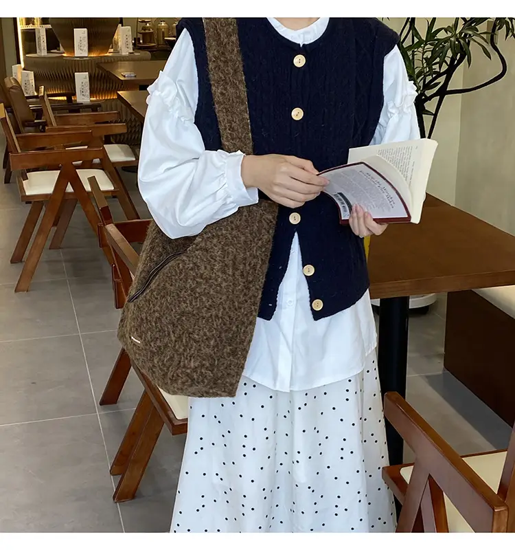 Korean Style Lazy Tote Bag for Women 2024 New Winter Large Capacity Plush One-Shoulder Cross-Body Plaid Versatile Cloth Bag — feature 18