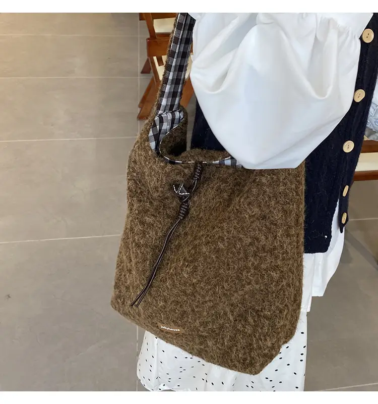 Korean Style Lazy Tote Bag for Women 2024 New Winter Large Capacity Plush One-Shoulder Cross-Body Plaid Versatile Cloth Bag — feature 19