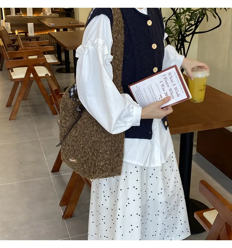 Korean Style Lazy Tote Bag for Women 2024 New Winter Large Capacity Plush One-Shoulder Cross-Body Plaid Versatile Cloth Bag — feature 2