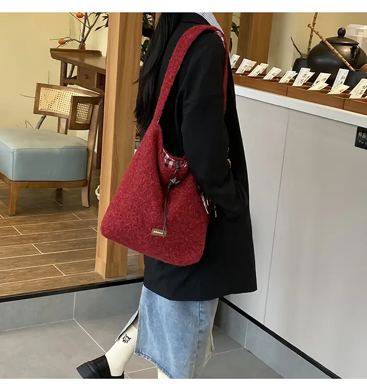 Korean Style Lazy Tote Bag for Women 2024 New Winter Large Capacity Plush One-Shoulder Cross-Body Plaid Versatile Cloth Bag — feature 22