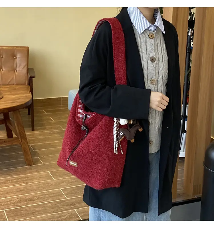 Korean Style Lazy Tote Bag for Women 2024 New Winter Large Capacity Plush One-Shoulder Cross-Body Plaid Versatile Cloth Bag — feature 23