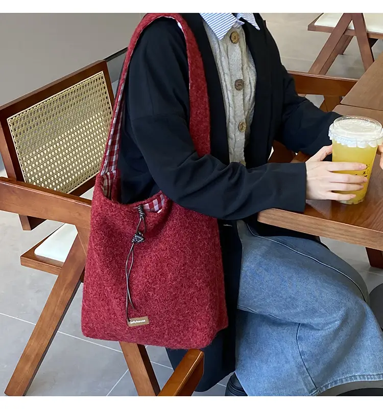 Korean Style Lazy Tote Bag for Women 2024 New Winter Large Capacity Plush One-Shoulder Cross-Body Plaid Versatile Cloth Bag — feature 24