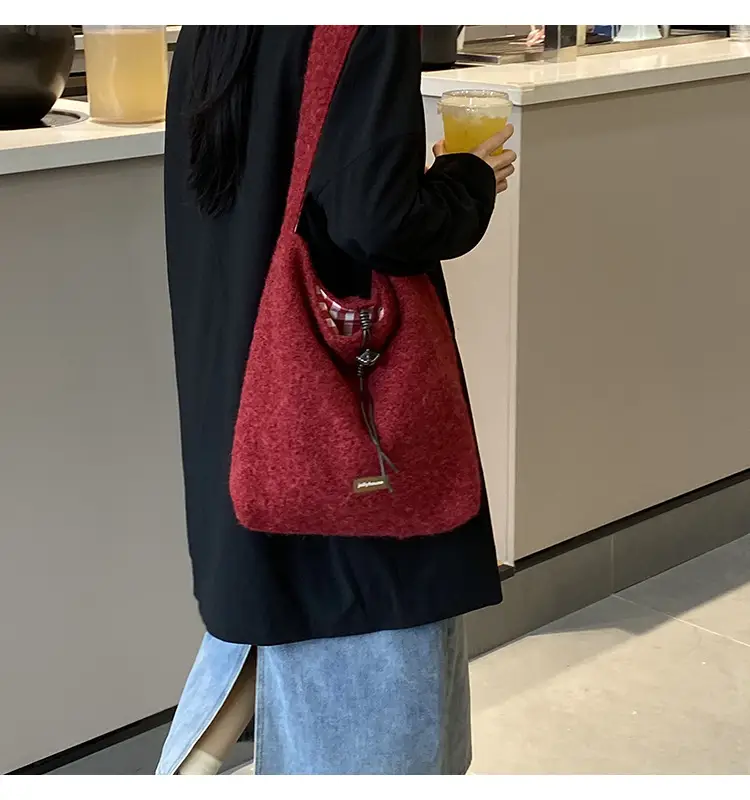 Korean Style Lazy Tote Bag for Women 2024 New Winter Large Capacity Plush One-Shoulder Cross-Body Plaid Versatile Cloth Bag — feature 25