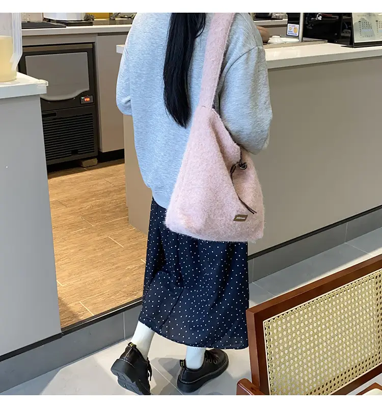 Korean Style Lazy Tote Bag for Women 2024 New Winter Large Capacity Plush One-Shoulder Cross-Body Plaid Versatile Cloth Bag — feature 27
