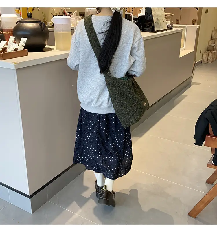 Korean Style Lazy Tote Bag for Women 2024 New Winter Large Capacity Plush One-Shoulder Cross-Body Plaid Versatile Cloth Bag — feature 28
