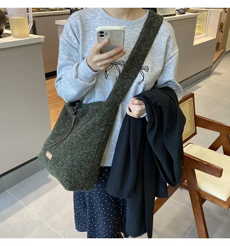 Korean Style Lazy Tote Bag for Women 2024 New Winter Large Capacity Plush One-Shoulder Cross-Body Plaid Versatile Cloth Bag — feature 29