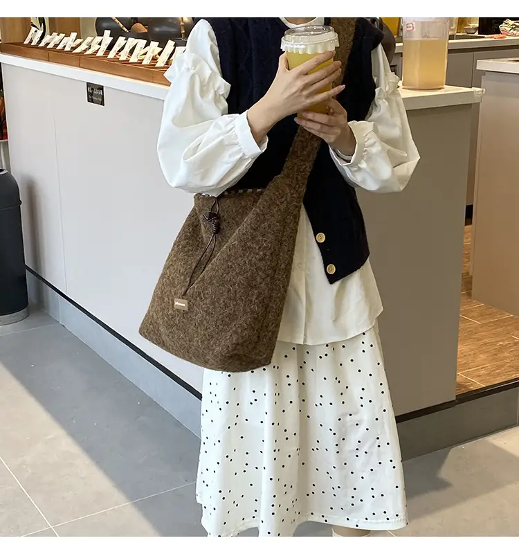 Korean Style Lazy Tote Bag for Women 2024 New Winter Large Capacity Plush One-Shoulder Cross-Body Plaid Versatile Cloth Bag — feature 31
