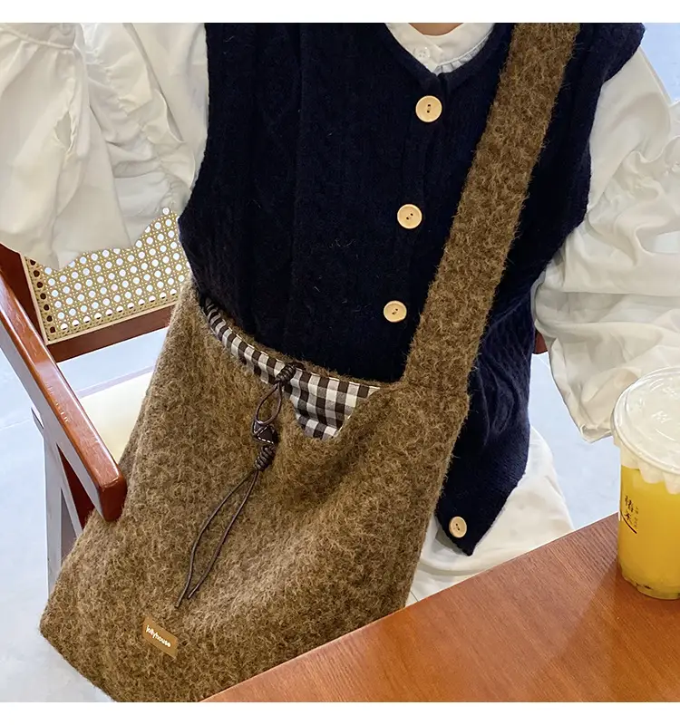 Korean Style Lazy Tote Bag for Women 2024 New Winter Large Capacity Plush One-Shoulder Cross-Body Plaid Versatile Cloth Bag — feature 33