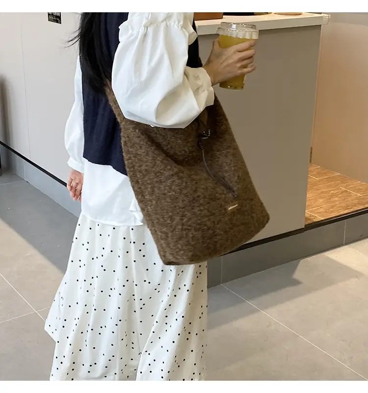 Korean Style Lazy Tote Bag for Women 2024 New Winter Large Capacity Plush One-Shoulder Cross-Body Plaid Versatile Cloth Bag — feature 34