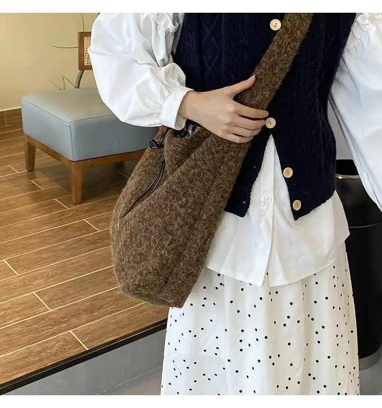 Korean Style Lazy Tote Bag for Women 2024 New Winter Large Capacity Plush One-Shoulder Cross-Body Plaid Versatile Cloth Bag — feature 35