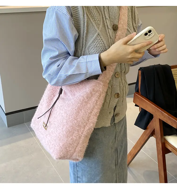 Korean Style Lazy Tote Bag for Women 2024 New Winter Large Capacity Plush One-Shoulder Cross-Body Plaid Versatile Cloth Bag — feature 36