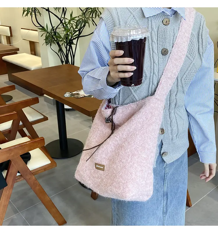 Korean Style Lazy Tote Bag for Women 2024 New Winter Large Capacity Plush One-Shoulder Cross-Body Plaid Versatile Cloth Bag — feature 37