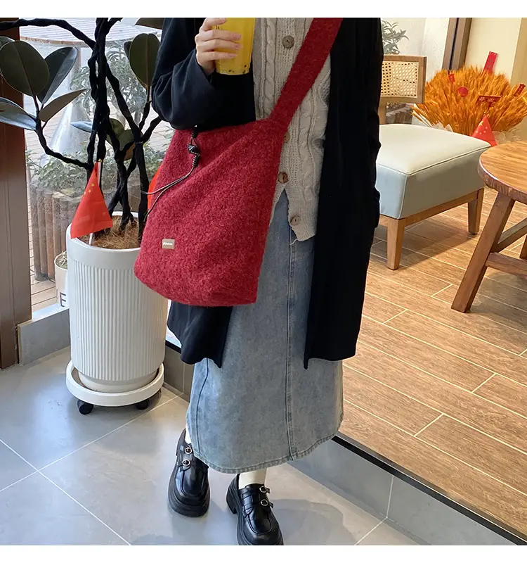 Korean Style Lazy Tote Bag for Women 2024 New Winter Large Capacity Plush One-Shoulder Cross-Body Plaid Versatile Cloth Bag — feature 40