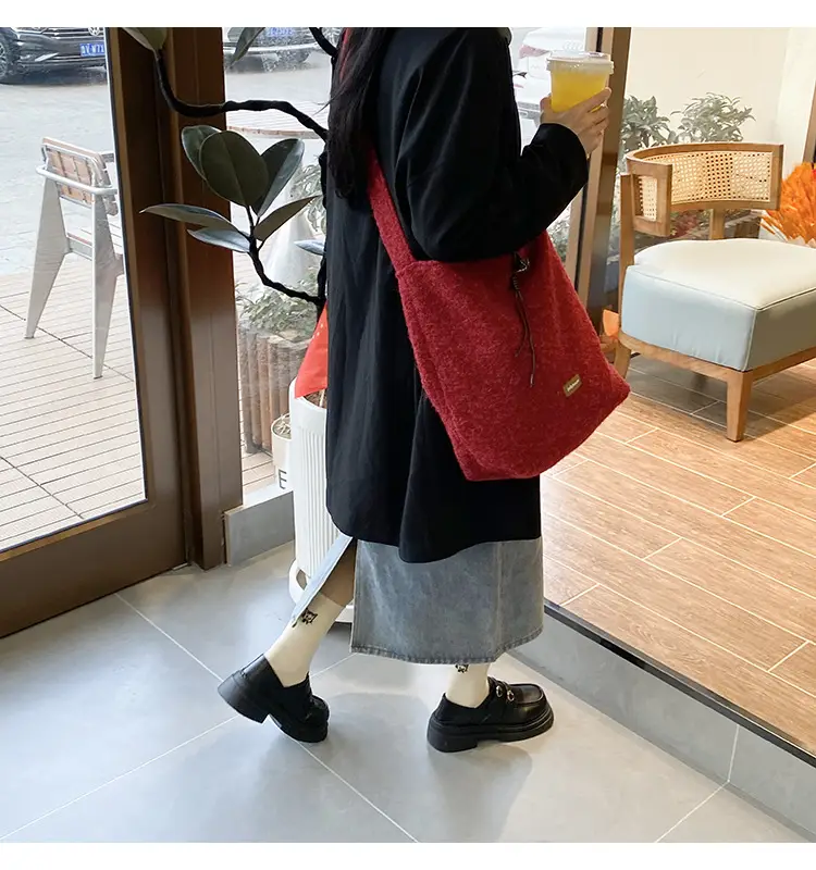 Korean Style Lazy Tote Bag for Women 2024 New Winter Large Capacity Plush One-Shoulder Cross-Body Plaid Versatile Cloth Bag — feature 41