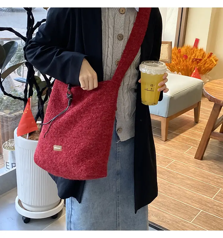 Korean Style Lazy Tote Bag for Women 2024 New Winter Large Capacity Plush One-Shoulder Cross-Body Plaid Versatile Cloth Bag — feature 42