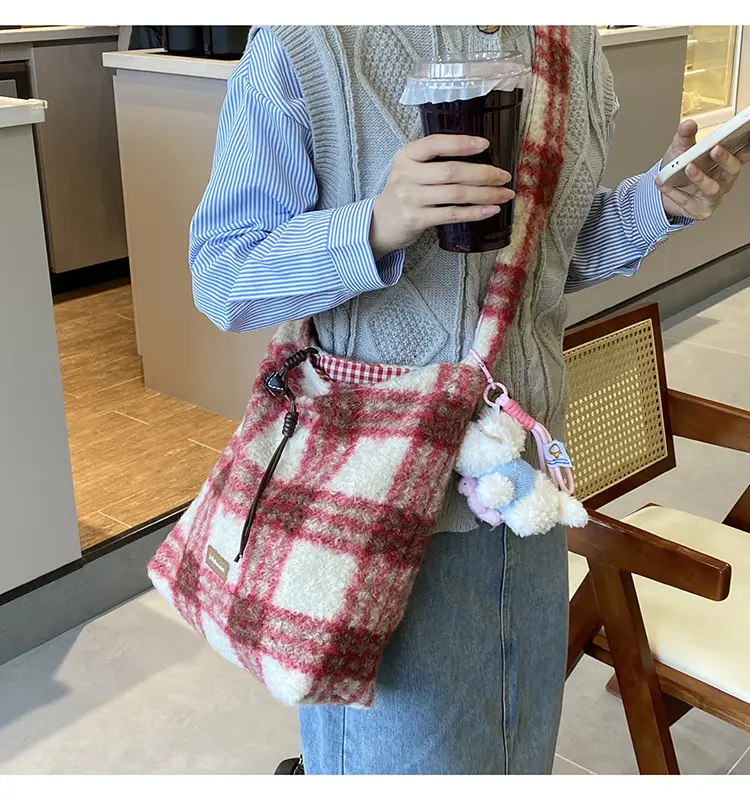 Korean Style Lazy Tote Bag for Women 2024 New Winter Large Capacity Plush One-Shoulder Cross-Body Plaid Versatile Cloth Bag — feature 45