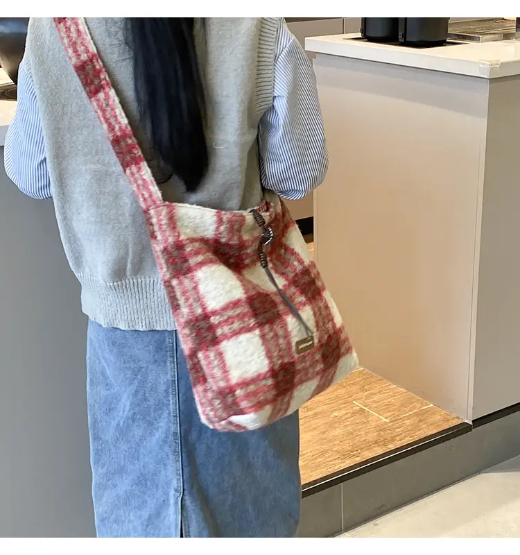 Korean Style Lazy Tote Bag for Women 2024 New Winter Large Capacity Plush One-Shoulder Cross-Body Plaid Versatile Cloth Bag — feature 46