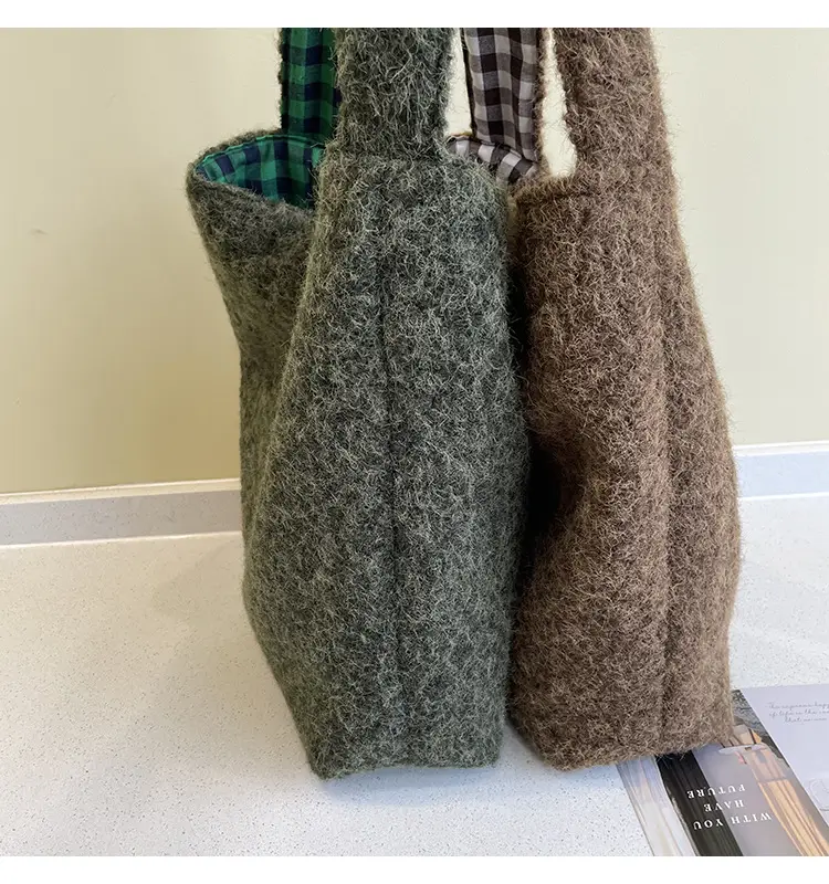 Korean Style Lazy Tote Bag for Women 2024 New Winter Large Capacity Plush One-Shoulder Cross-Body Plaid Versatile Cloth Bag — feature 8
