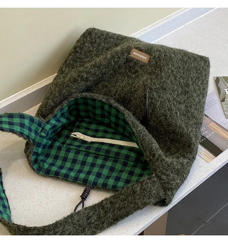 Korean Style Lazy Tote Bag for Women 2024 New Winter Large Capacity Plush One-Shoulder Cross-Body Plaid Versatile Cloth Bag — feature 9