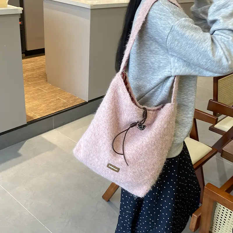 Korean Style Lazy Tote Bag for Women 2024 New Winter Large Capacity Plush One-Shoulder Cross-Body Plaid Versatile Cloth Bag