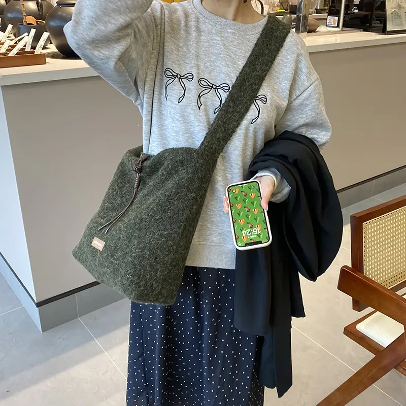 Korean Style Lazy Tote Bag for Women 2024 New Winter Large Capacity Plush One-Shoulder Cross-Body Plaid Versatile Cloth Bag