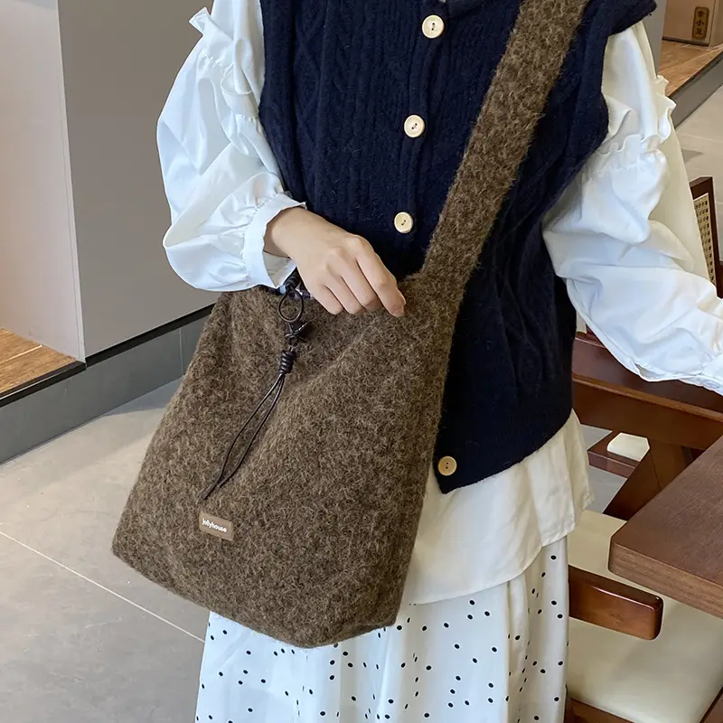 Korean Style Lazy Tote Bag for Women 2024 New Winter Large Capacity Plush One-Shoulder Cross-Body Plaid Versatile Cloth Bag