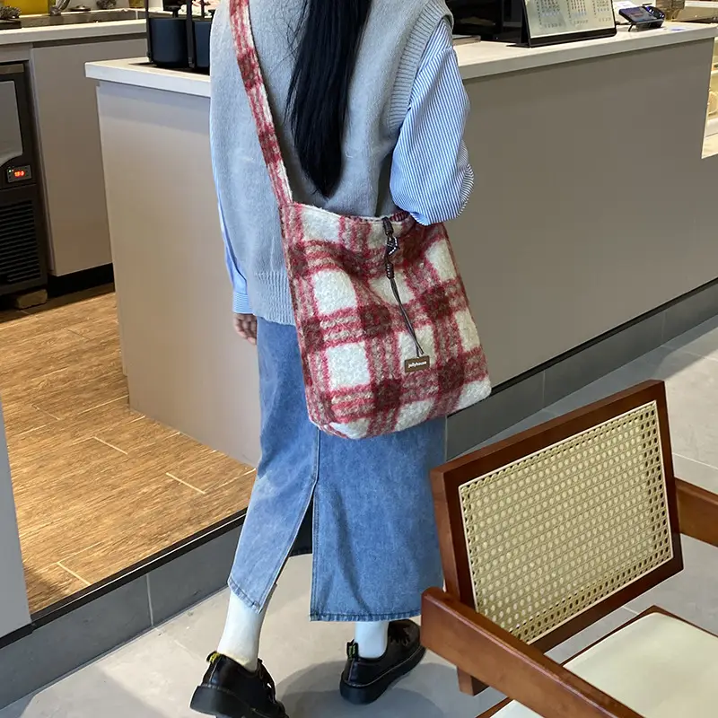 Korean Style Lazy Tote Bag for Women 2024 New Winter Large Capacity Plush One-Shoulder Cross-Body Plaid Versatile Cloth Bag