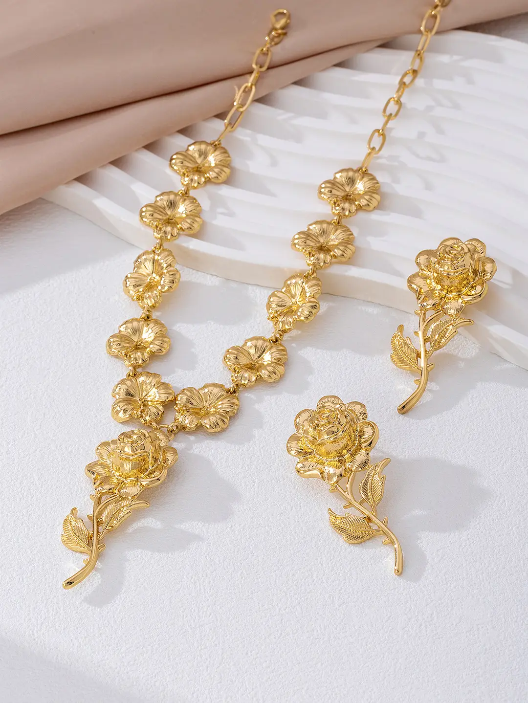 2-Piece Set of Fashionable, Elegant and Exquisite Palace Style Gorgeous Accessible Luxury Rose Flower Pendant Necklace and Earrings Set — feature 4