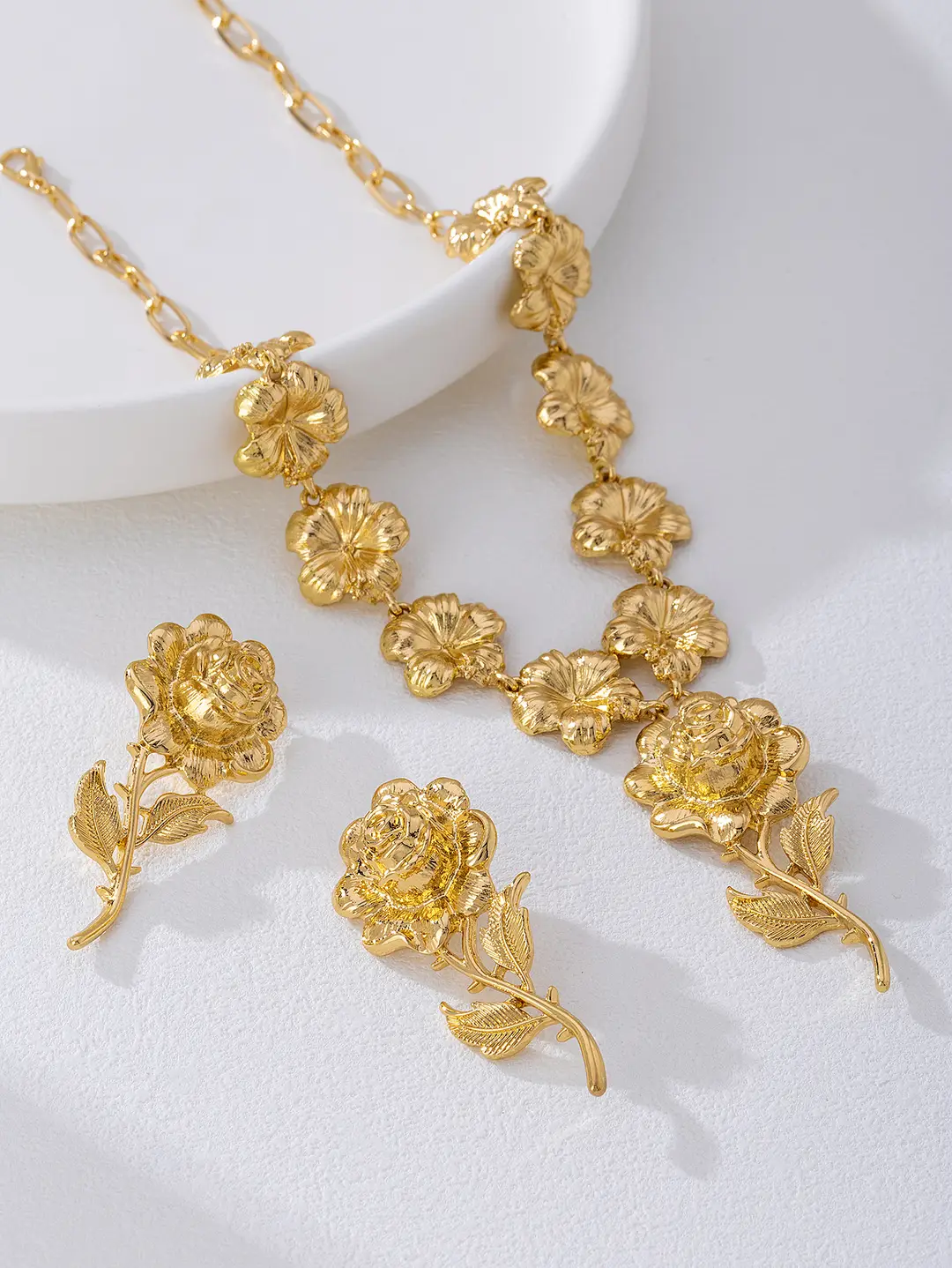2-Piece Set of Fashionable, Elegant and Exquisite Palace Style Gorgeous Accessible Luxury Rose Flower Pendant Necklace and Earrings Set — feature 5