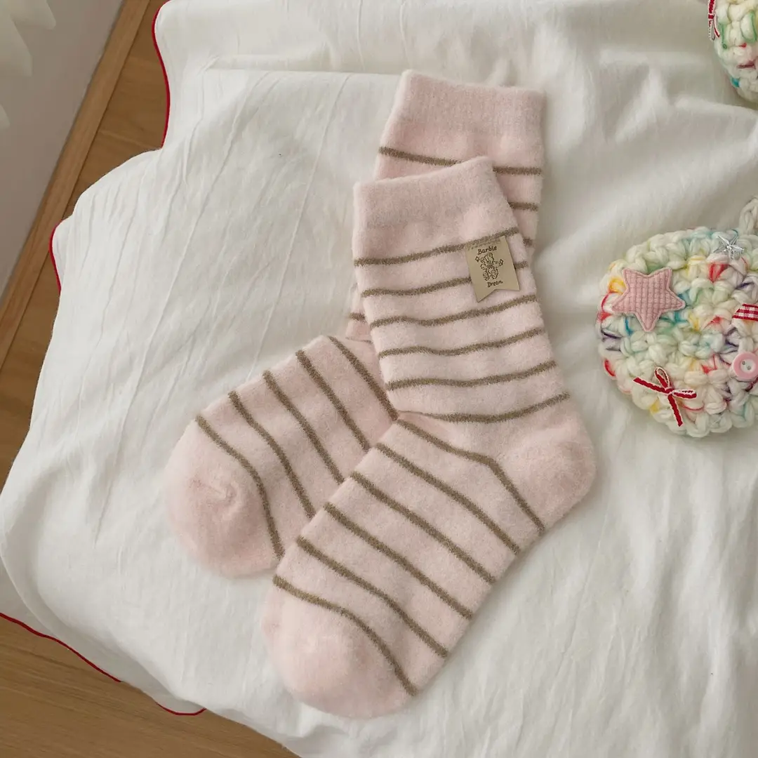 Soft and Fluffy Australian Wool Socks with Puppy Fur Balls, Women's Fabric Label Mid-Calf Socks, Autumn and Winter Thickened and Warm Mid-Calf Socks