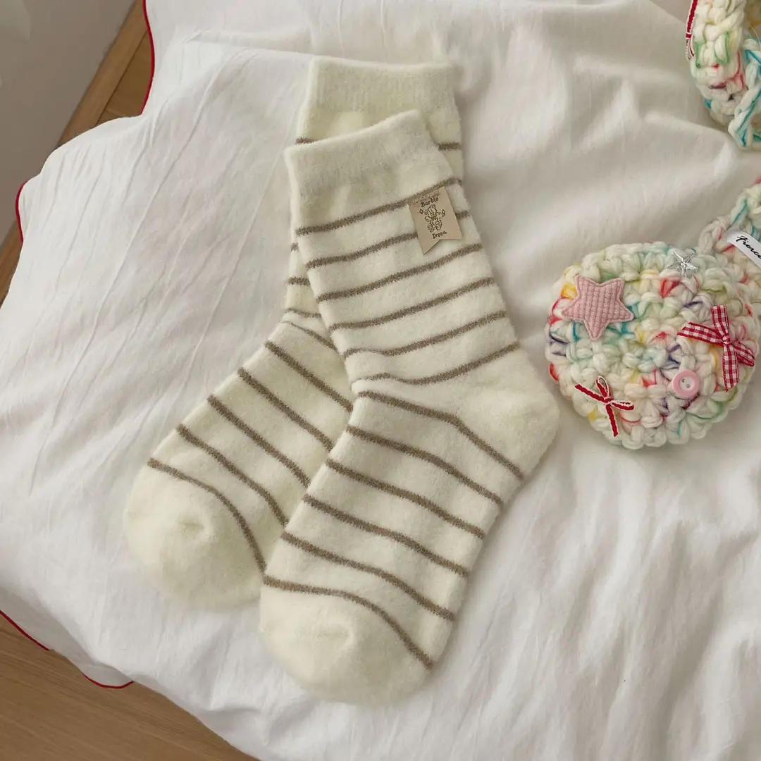 Soft and Fluffy Australian Wool Socks with Puppy Fur Balls, Women's Fabric Label Mid-Calf Socks, Autumn and Winter Thickened and Warm Mid-Calf Socks