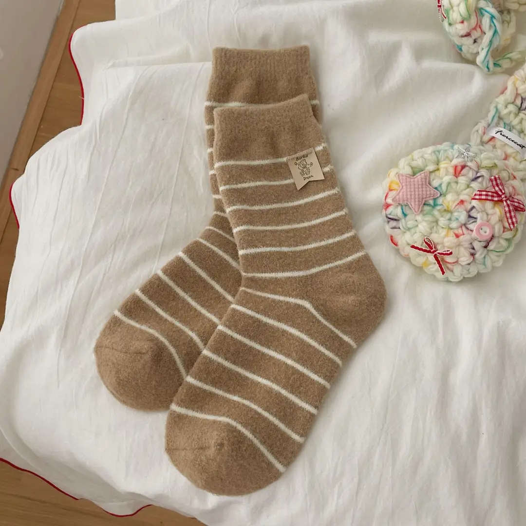 Soft and Fluffy Australian Wool Socks with Puppy Fur Balls, Women's Fabric Label Mid-Calf Socks, Autumn and Winter Thickened and Warm Mid-Calf Socks