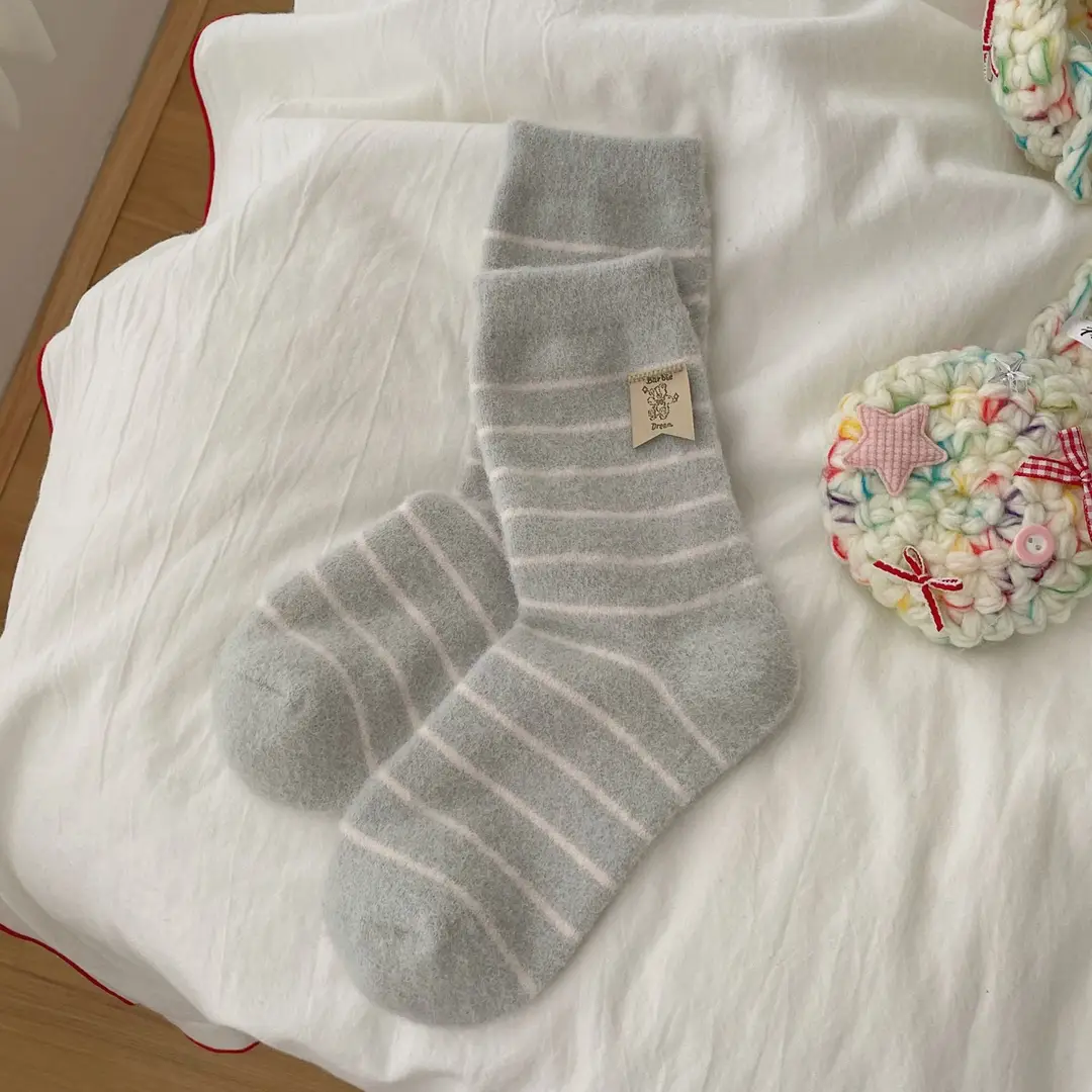 Soft and Fluffy Australian Wool Socks with Puppy Fur Balls, Women's Fabric Label Mid-Calf Socks, Autumn and Winter Thickened and Warm Mid-Calf Socks