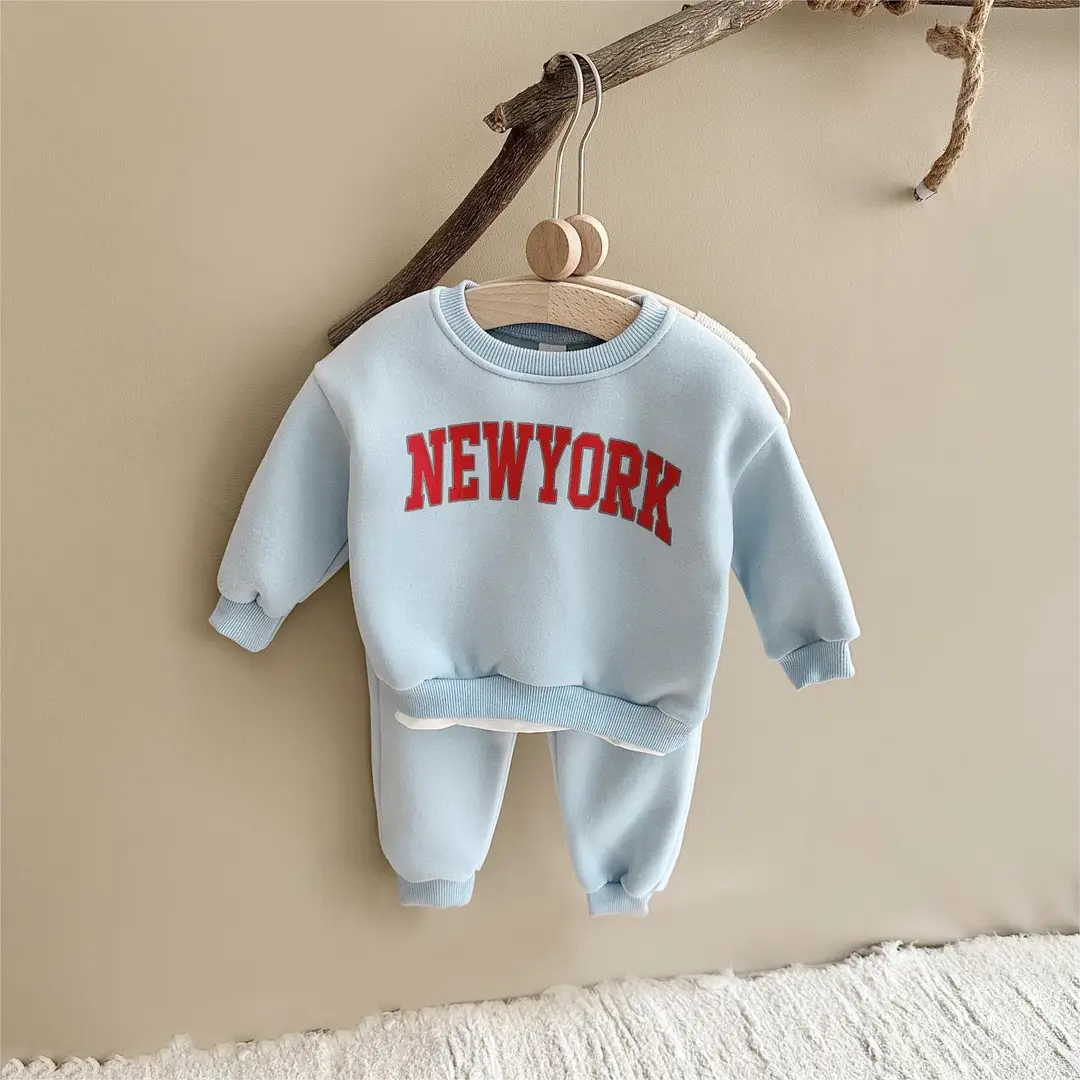 Baby Boys' Letter Print Fake Two-Piece Long-Sleeved Sweatshirt Plus Sports Trousers Fleece Thick Autumn and Winter Two-Piece Set — feature 3