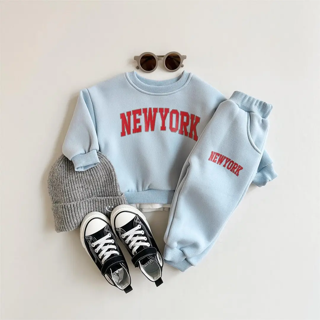 Baby Boys' Letter Print Fake Two-Piece Long-Sleeved Sweatshirt Plus Sports Trousers Fleece Thick Autumn and Winter Two-Piece Set — feature 4