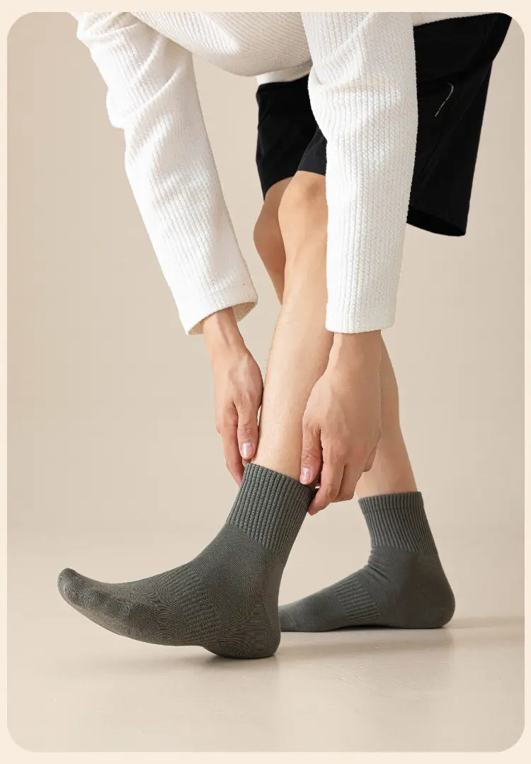 Men's Seamless Socks for Spring, Autumn, and Winter, Mid-Calf Cotton Socks, Long Anti-Odor Black and White Sports Men's Socks — feature 13