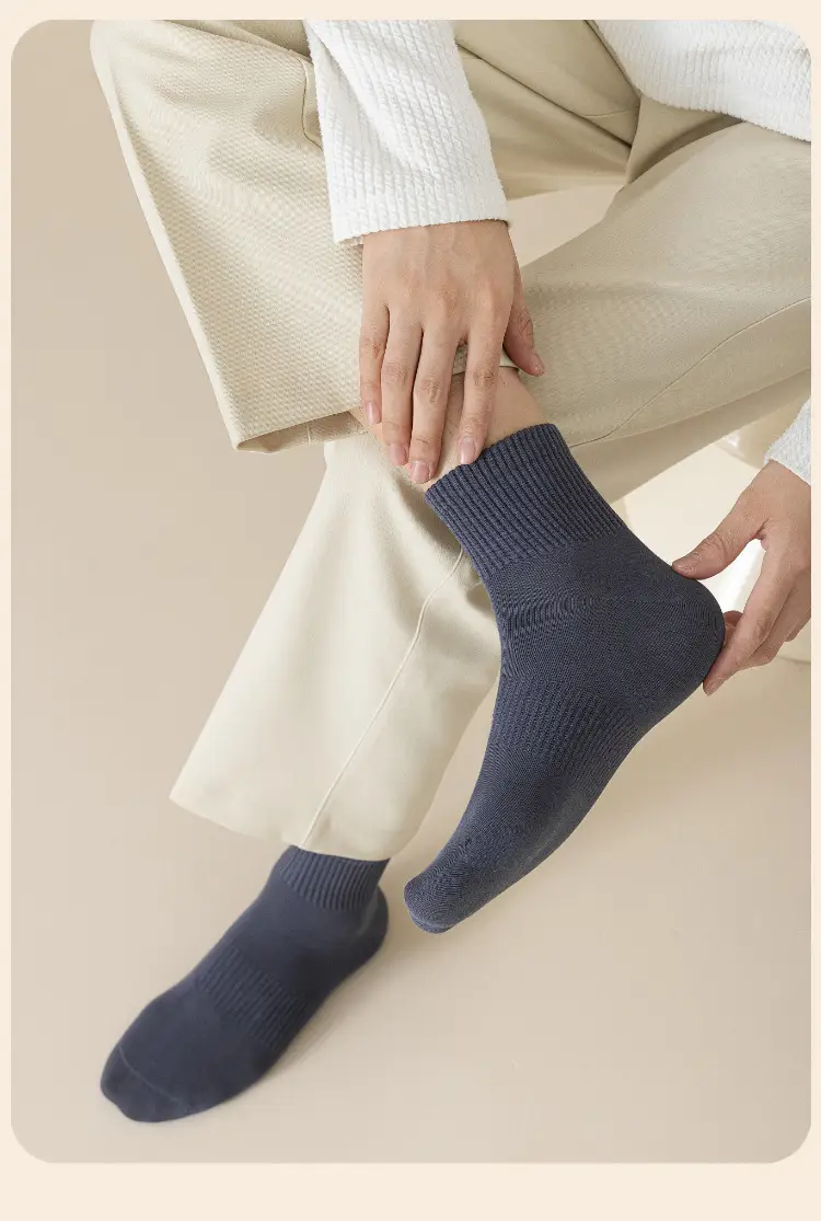 Men's Seamless Socks for Spring, Autumn, and Winter, Mid-Calf Cotton Socks, Long Anti-Odor Black and White Sports Men's Socks — feature 14