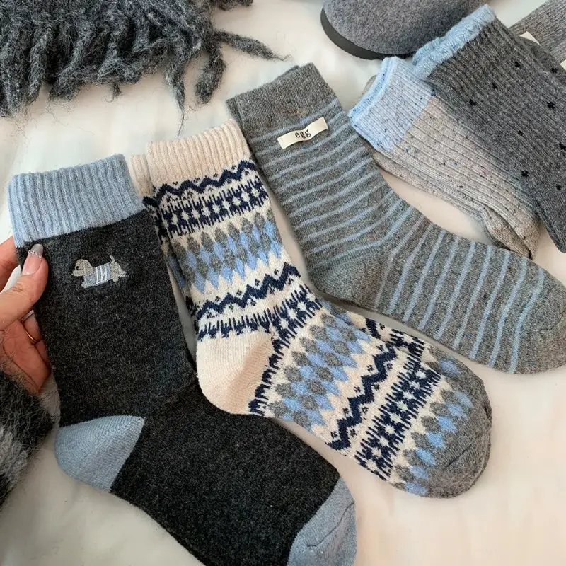 The Same Style from Xiaohongshu Is a Hot Seller! Winter Wool Socks Set with Gray Buttons, Thickened for Warmth, Slouch Socks, Mid-Calf Socks for Women