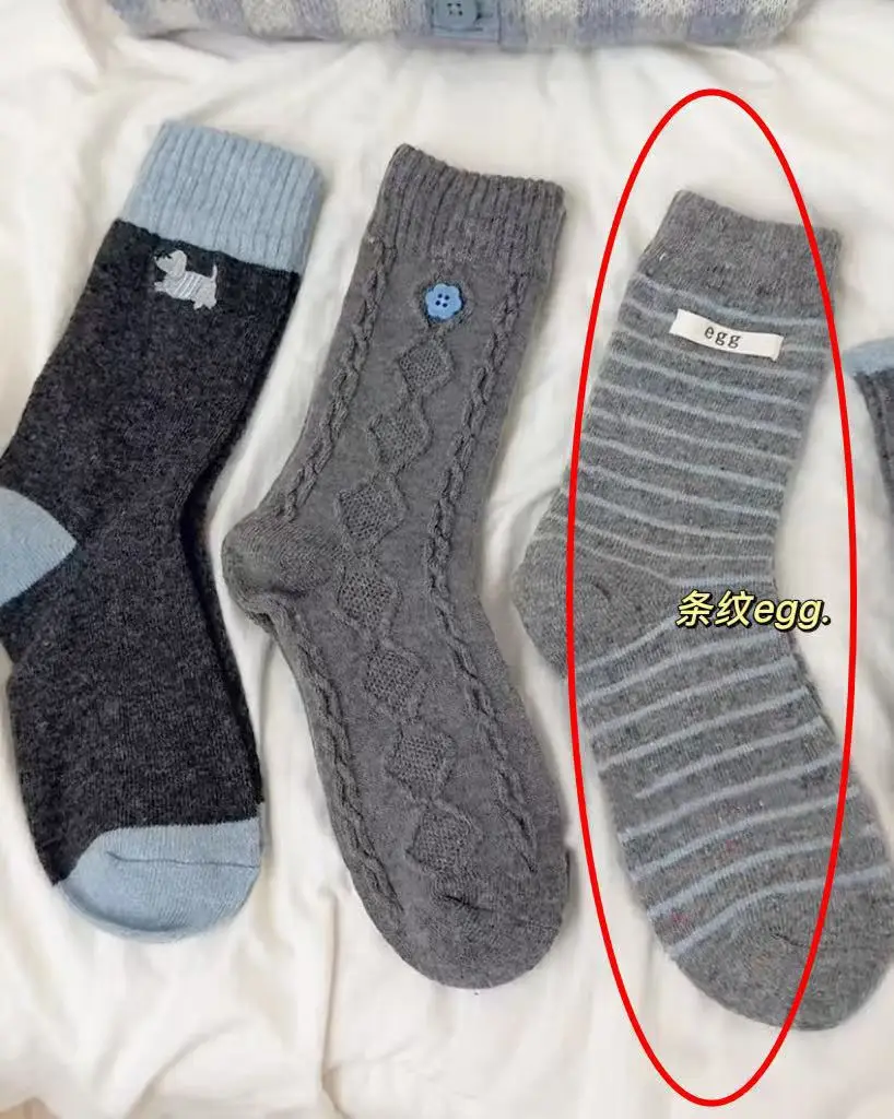 The Same Style from Xiaohongshu Is a Hot Seller! Winter Wool Socks Set with Gray Buttons, Thickened for Warmth, Slouch Socks, Mid-Calf Socks for Women