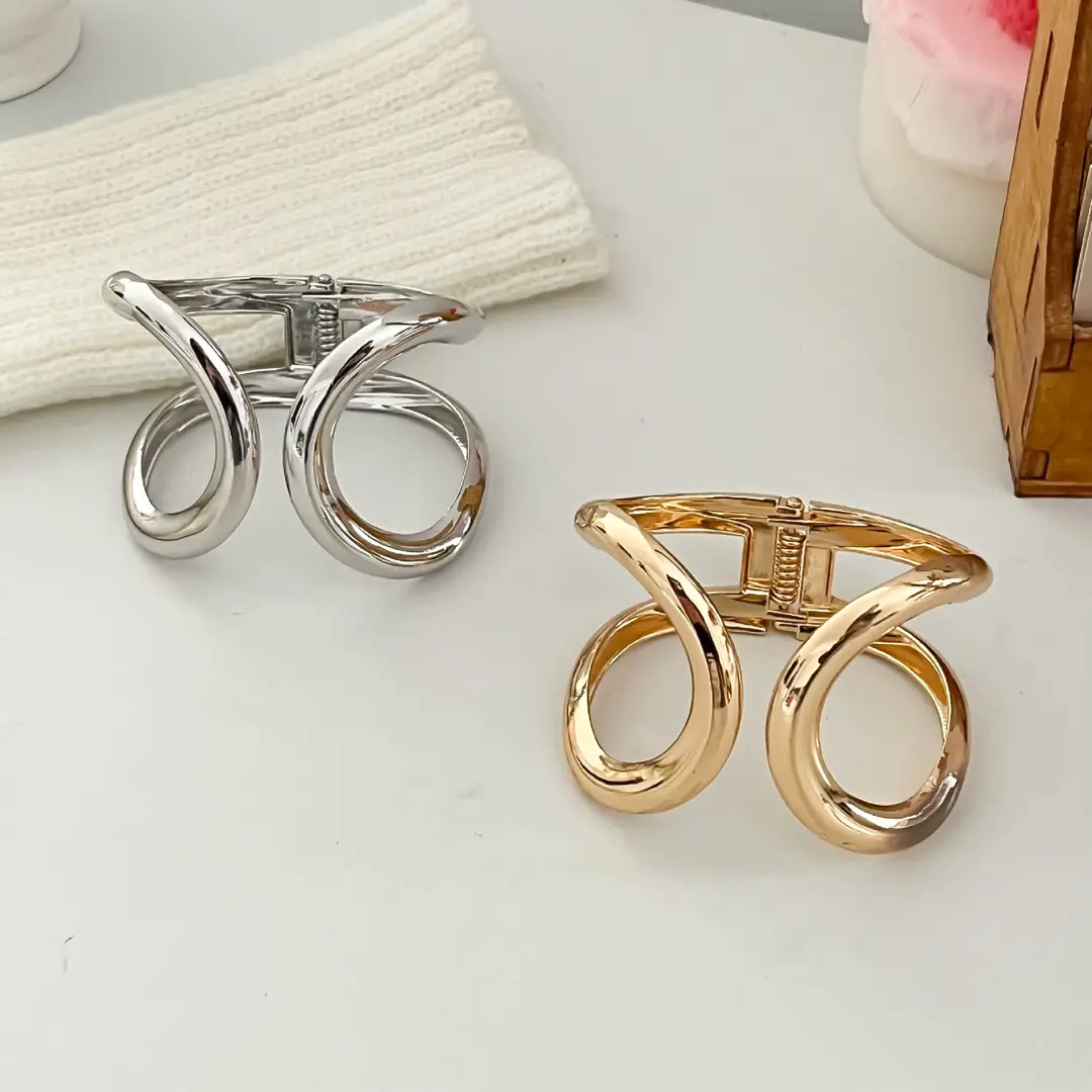 Fashionable and Minimalist Symmetrical Hollow Alloy Bracelet for Women, Open Bangle with Unique Design, Arm Bracelet Jewelry Accessory