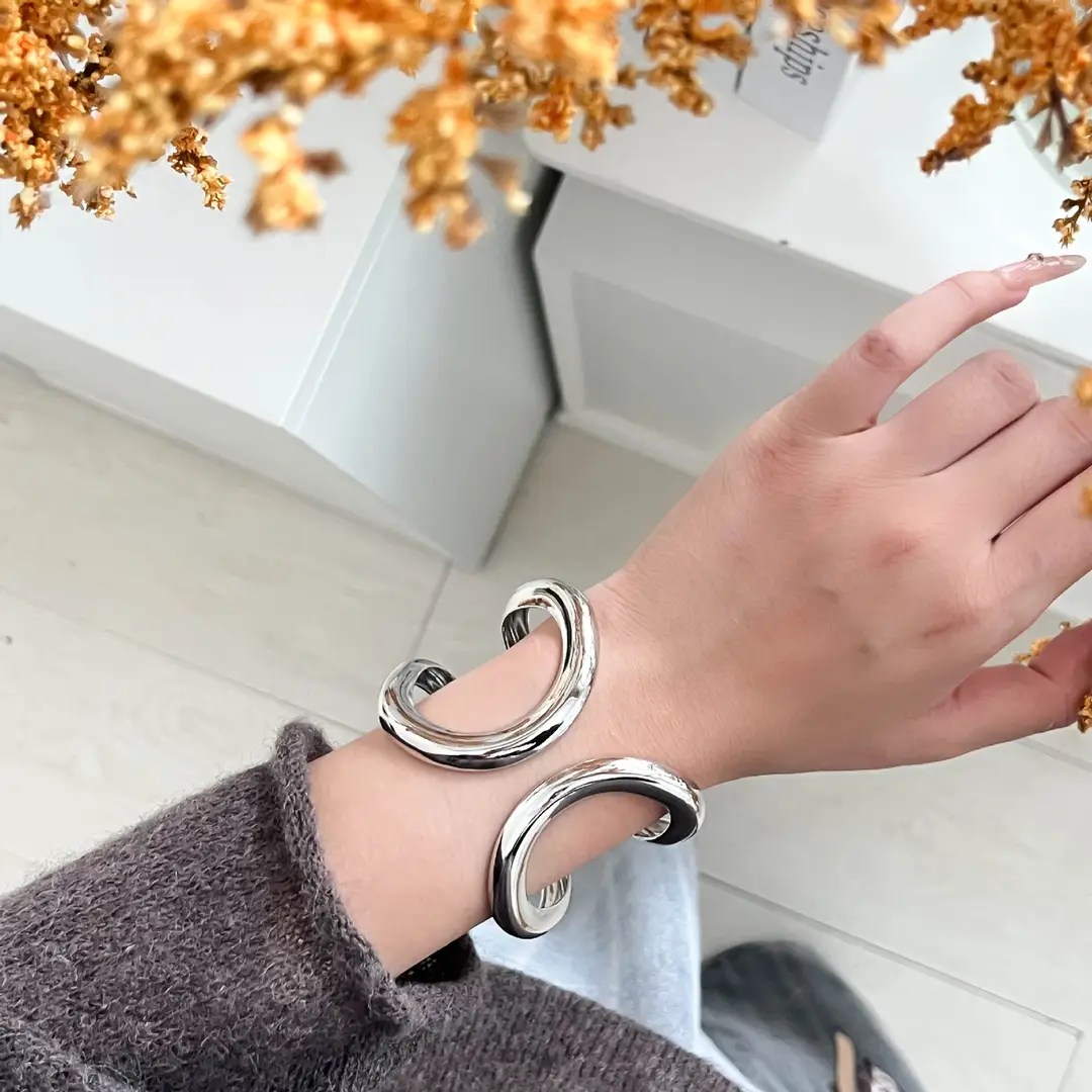 Fashionable and Minimalist Symmetrical Hollow Alloy Bracelet for Women, Open Bangle with Unique Design, Arm Bracelet Jewelry Accessory