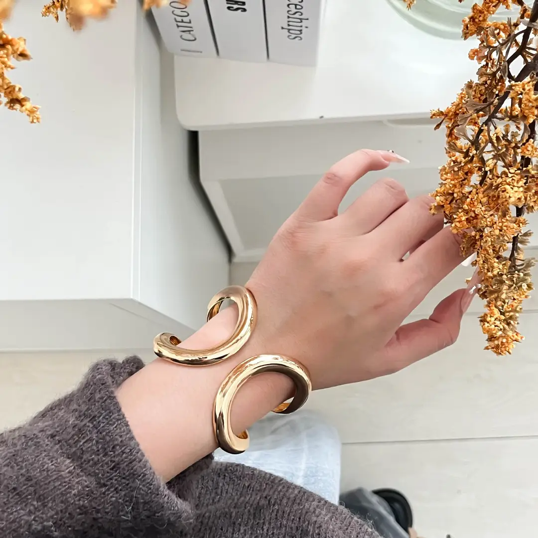 Fashionable and Minimalist Symmetrical Hollow Alloy Bracelet for Women, Open Bangle with Unique Design, Arm Bracelet Jewelry Accessory — feature 32