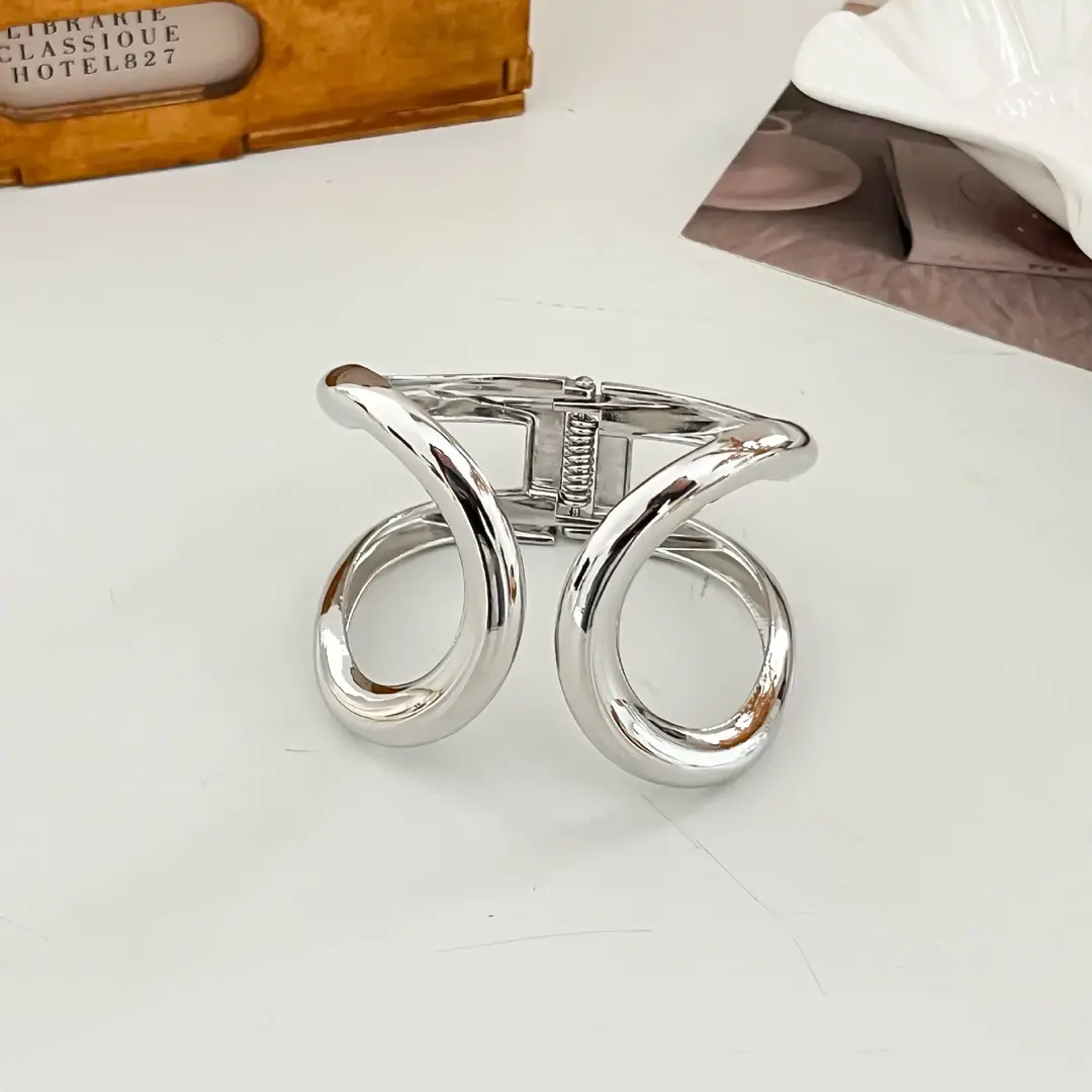 Fashionable and Minimalist Symmetrical Hollow Alloy Bracelet for Women, Open Bangle with Unique Design, Arm Bracelet Jewelry Accessory
