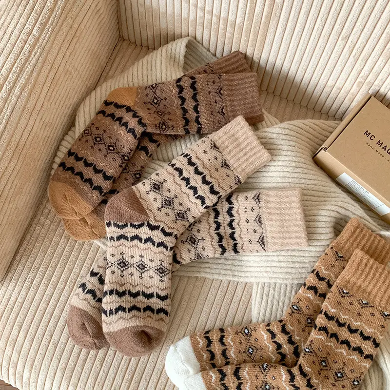 Men's Winter Thick Socks Mid-Tube Thickeneded Terry Retro Forest Style Student Couple Thick Socks New Warm Autumn — feature 2