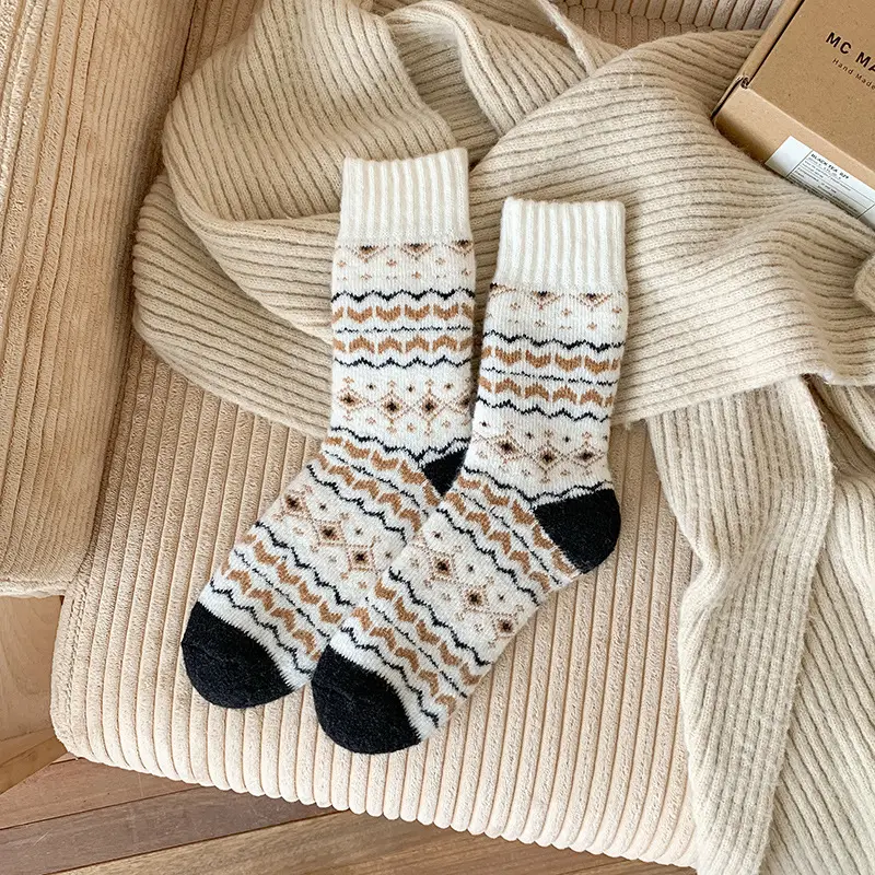 Men's Winter Thick Socks Mid-Tube Thickeneded Terry Retro Forest Style Student Couple Thick Socks New Warm Autumn