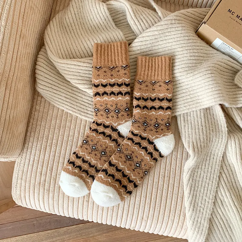 Men's Winter Thick Socks Mid-Tube Thickeneded Terry Retro Forest Style Student Couple Thick Socks New Warm Autumn