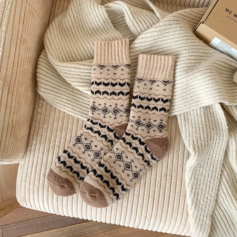 Men's Winter Thick Socks Mid-Tube Thickeneded Terry Retro Forest Style Student Couple Thick Socks New Warm Autumn