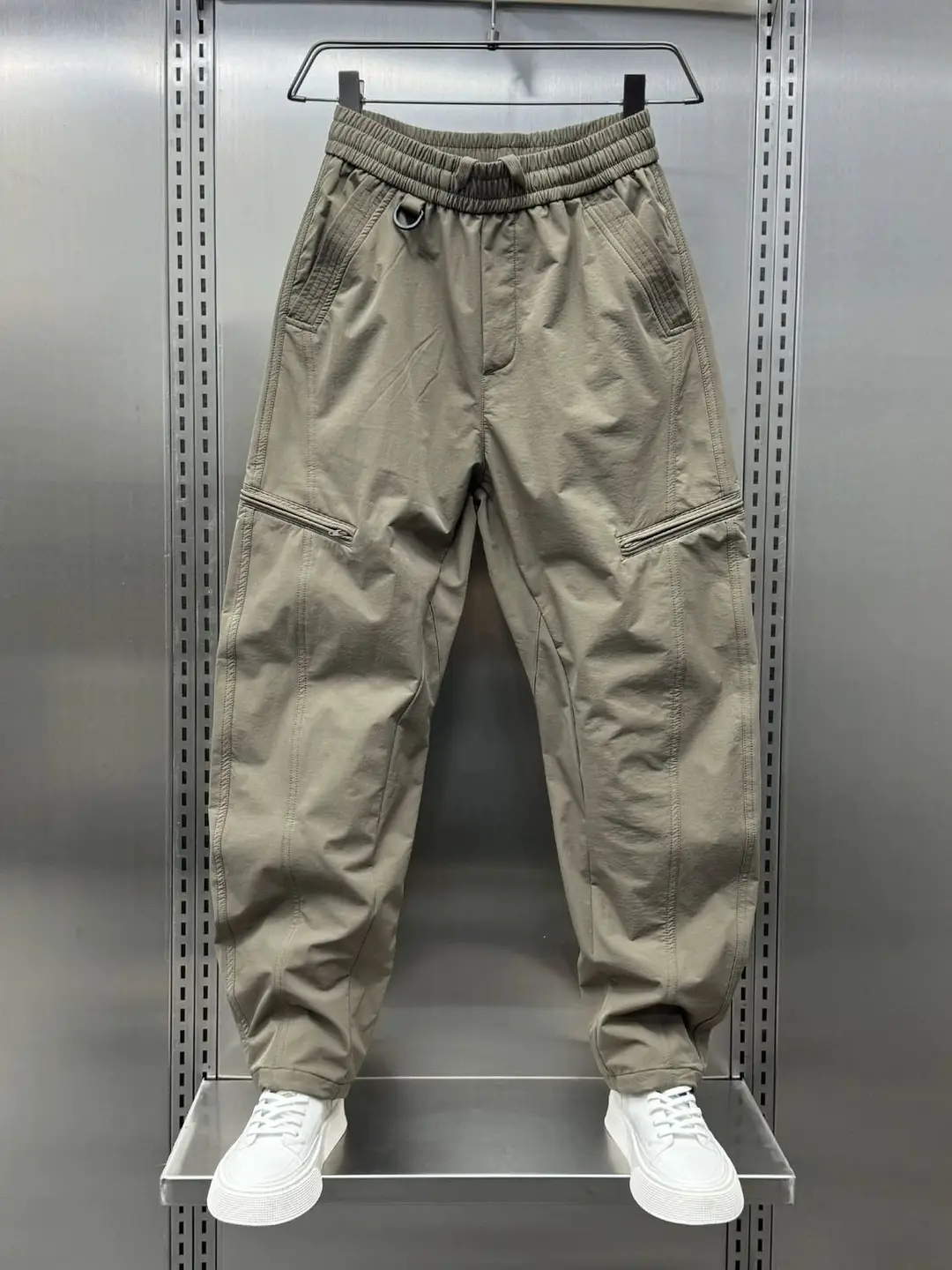 2026 Autumn/Winter Zipper Curved-Cut Work Pants for Men, American Style Loose Straight Harem Pants, Outdoor Versatile Casual Slim-Fit Pants — feature 4