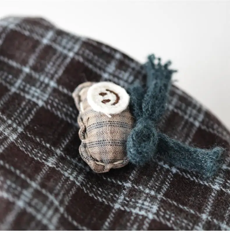 Women Retro Plaid Duckbill Hat with Smiley Button — feature 10