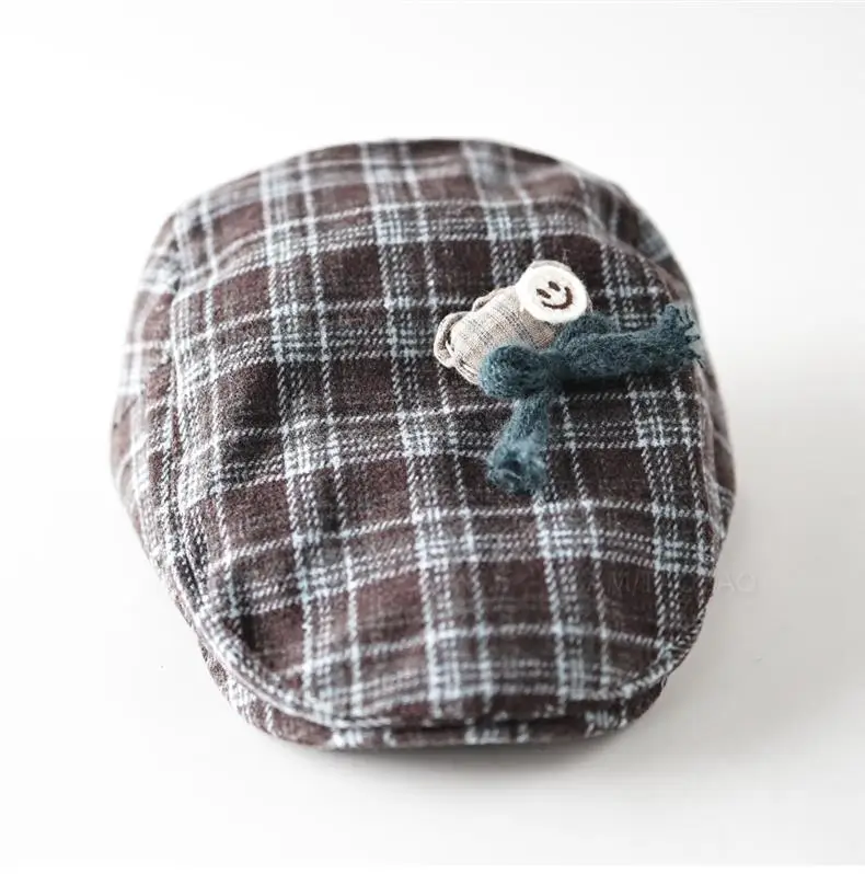 Women Retro Plaid Duckbill Hat with Smiley Button — feature 2
